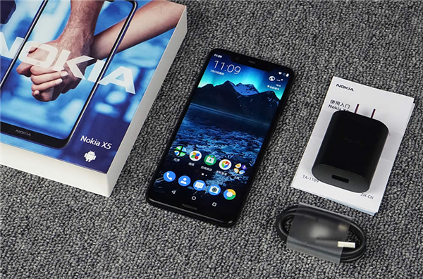 今天分享在诺基亚x5中安装手机卡的步骤介绍。