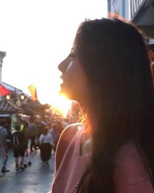 教大家使用抖音APP拍摄出打响指让天空变暗的视频截图