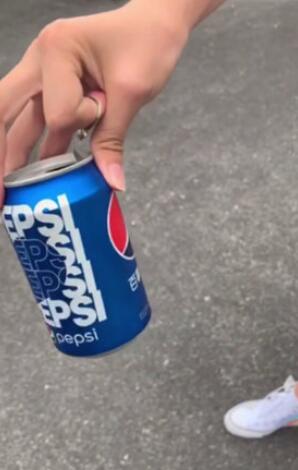 关于抖音中单手开可乐的拍摄具体步骤。