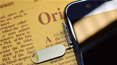 关于在荣耀9i中装sim卡的具体步骤。