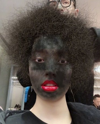 小编教你在抖音中制作黑脸爆炸头的图文教程。