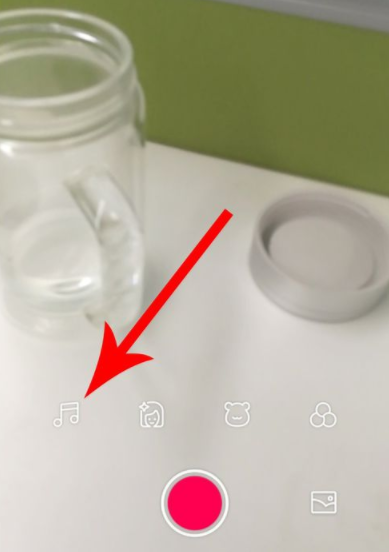 我来教你全民小视频APP添加音乐的具体步骤。