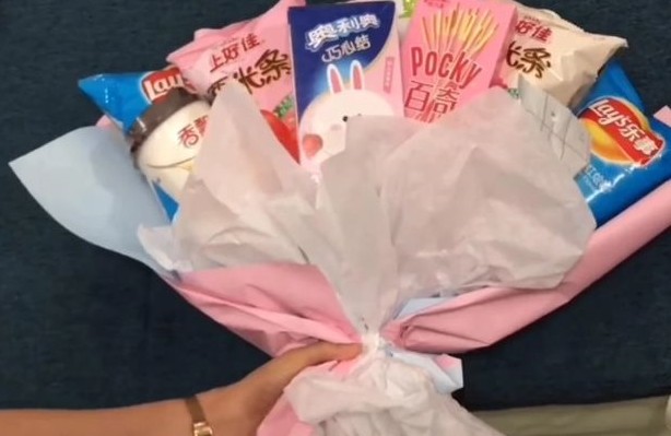 今天分享冬天的第一个零食花束怎么做。