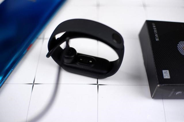 今天说说小米手环5如何开机。