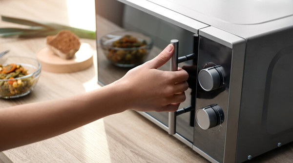 小编教你微波炉插电没反应如何解决。