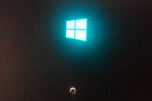 win10开机屏幕就剩鼠标箭头怎么办。