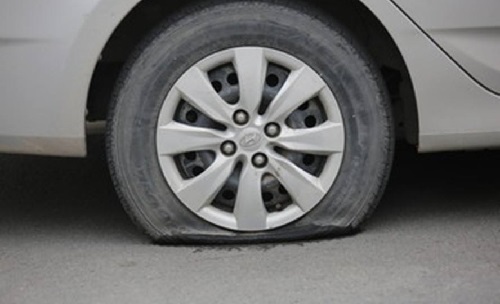 行车过程中如果发生爆胎,下列哪种处理方式是正确的