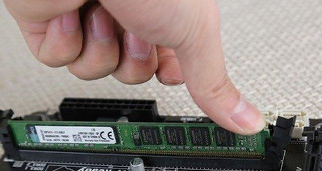 我来教你电脑开机显示器无信号、键盘鼠标不亮怎么回事