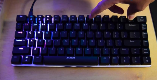 电脑机械键盘的绿轴黑轴红轴都有什么区别？