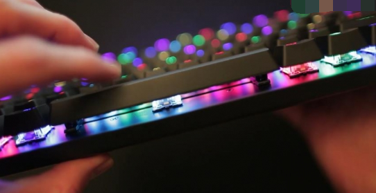 电脑机械键盘的绿轴黑轴红轴都有什么区别？