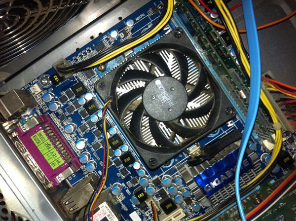 如何解决电脑开机一两秒就断电?