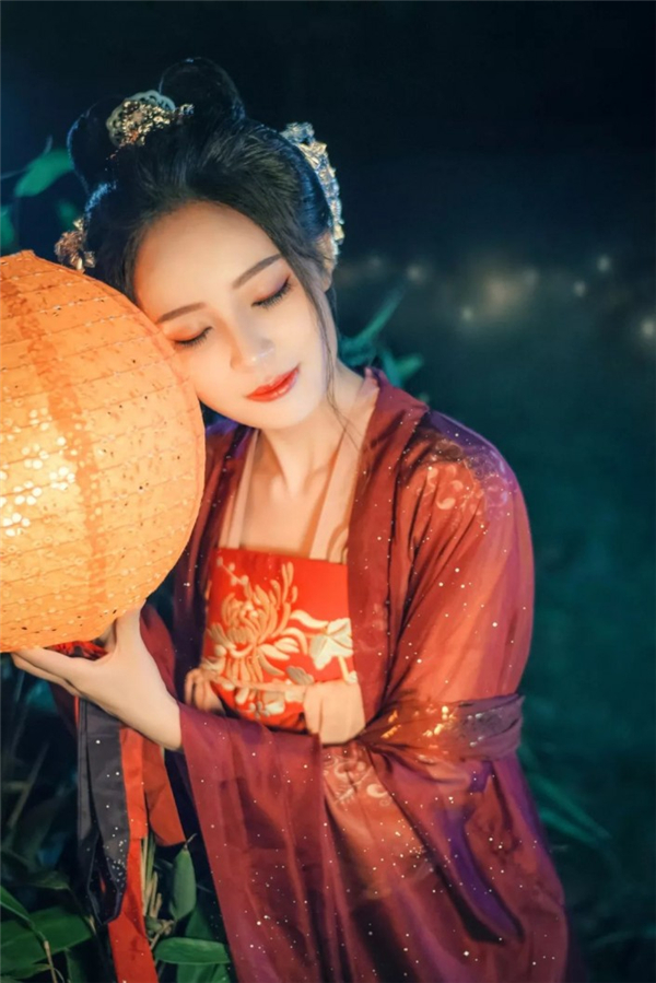 今天分享如何使用PS给古风照片调色