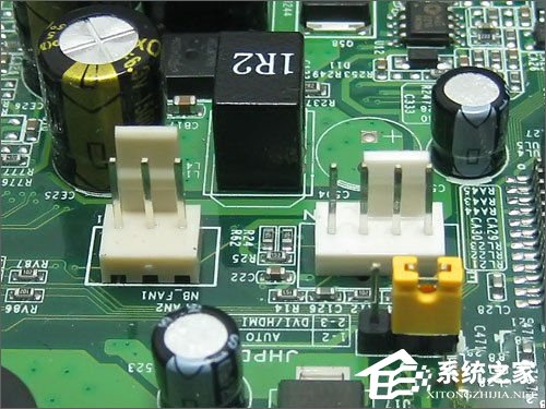 关于CPU风扇安装后供电接口接在主板上还是电源上