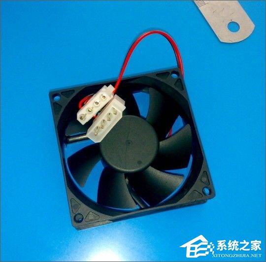 CPU风扇安装后供电接口接在主板上还是电源上?