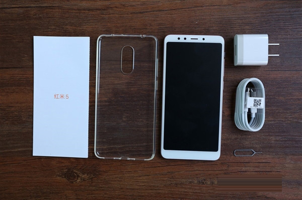 小编分享在红米5plus中插内存卡的操作方法。