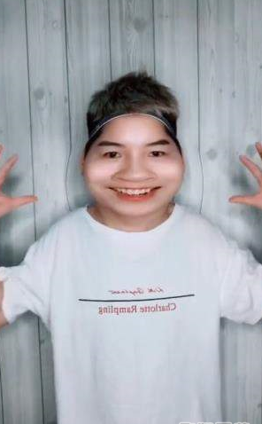 小编教你抖音双手控脸特效的拍法讲解。