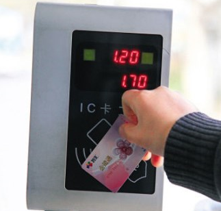 我来教你安卓手机充值公交卡的详细操作。